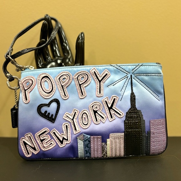 Coach Poppy New York City Skyline Wristlet/Clutch - Picture 1 of 6
